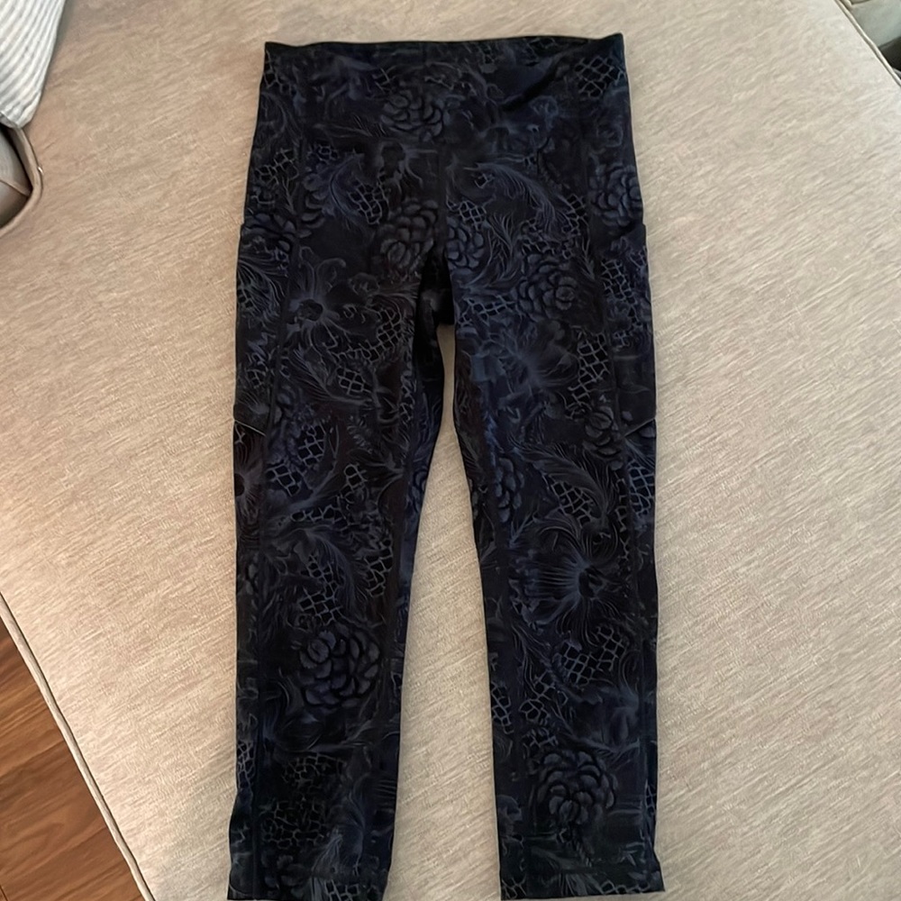 Lulu Lemon paisley cropped leggings in navy blue